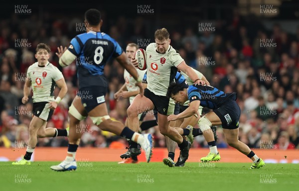 151125 - Wales v Japan, Quilter Nations Series - Olly Cracknell of Wales charges forward