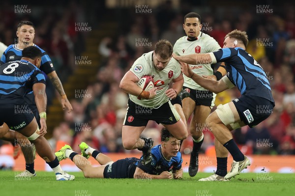 151125 - Wales v Japan, Quilter Nations Series - Olly Cracknell of Wales charges forward