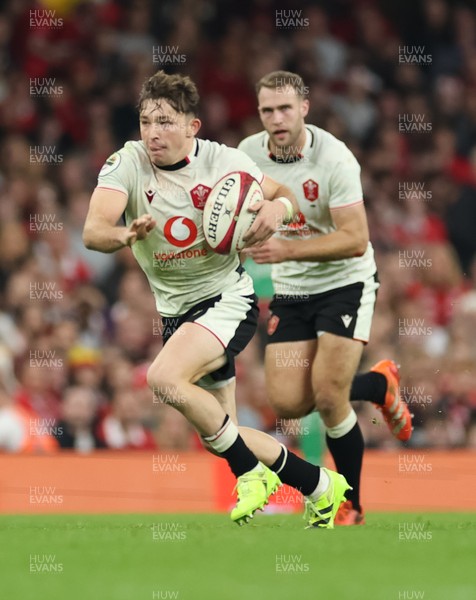 151125 - Wales v Japan, Quilter Nations Series - Dan Edwards of Wales breaks away