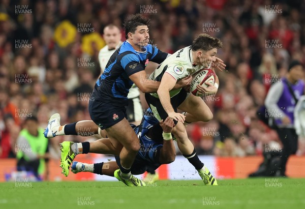151125 - Wales v Japan, Quilter Nations Series - Dan Edwards of Wales breaks away