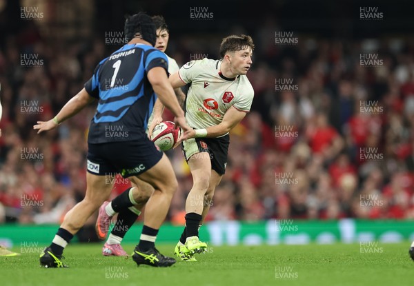 151125 - Wales v Japan, Quilter Nations Series - Dan Edwards of Wales breaks away
