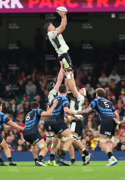 151125 - Wales v Japan, Quilter Nations Series - Alex Mann of Wales wins the line out