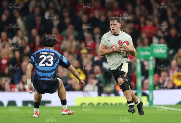 151125 - Wales v Japan, Quilter Nations Series - Alex Mann of Wales takes on Kazuma Ueda of Japan