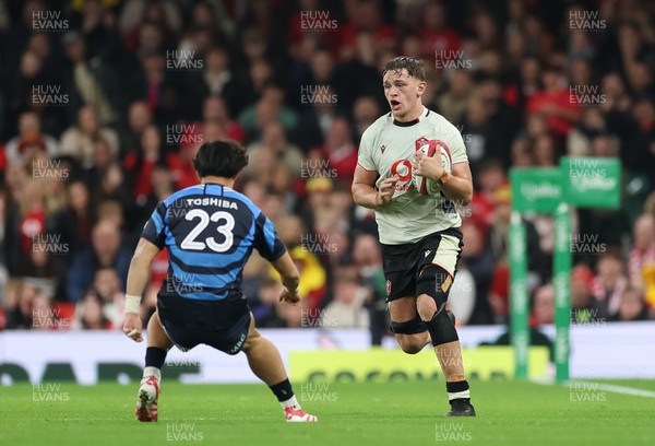 151125 - Wales v Japan, Quilter Nations Series - Alex Mann of Wales takes on Kazuma Ueda of Japan