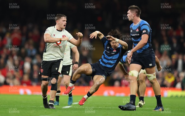 151125 - Wales v Japan, Quilter Nations Series - Alex Mann of Wales reacts and challenges Harry Hockings of Japan after a dangerous challenge