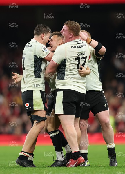 151125 - Wales v Japan, Quilter Nations Series - Wales players celebrate with Jarrod Evans of Wales after he kicks the winning penalty