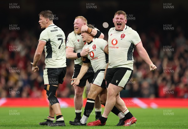 151125 - Wales v Japan, Quilter Nations Series - Wales players celebrate with Jarrod Evans of Wales after he kicks the winning penalty