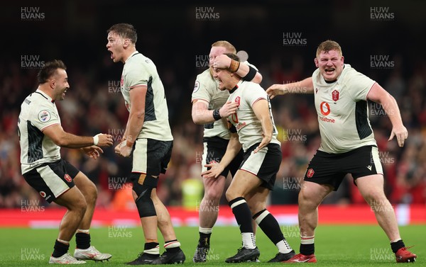 151125 - Wales v Japan, Quilter Nations Series - Wales players celebrate with Jarrod Evans of Wales after he kicks the winning penalty