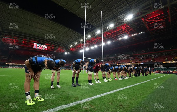151125 - Wales v Japan, Quilter Nations Series - Japanese players show their respect to the crowd at the end of the match