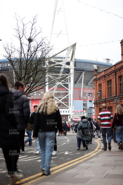 151125 - Wales v Japan - Quilter Nations Series - Fans outside the stadium