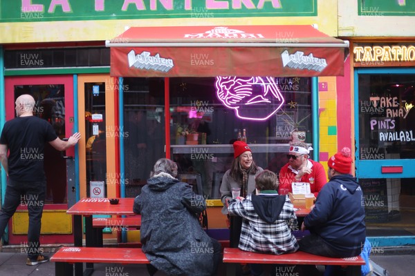 151125 - Wales v Japan - Quilter Nations Series - Fans outside the stadium