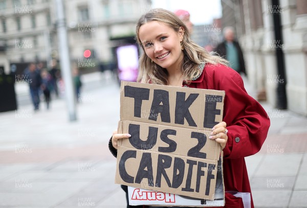 151125 - Wales v Japan - Quilter Nations Series - Fans outside the stadium