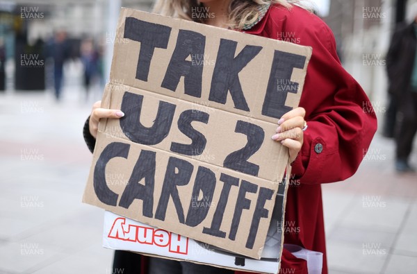 151125 - Wales v Japan - Quilter Nations Series - Fans outside the stadium
