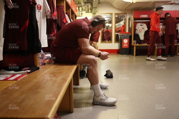 151125 - Wales v Japan - Quilter Nations Series - Dewi Lake of Wales in the dressing room before the game