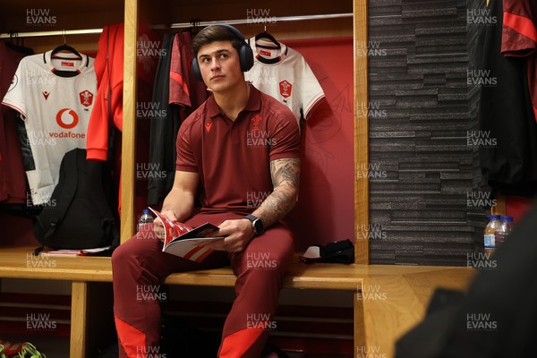 151125 - Wales v Japan - Quilter Nations Series - Louis Rees-Zammit of Wales in the dressing room before the game