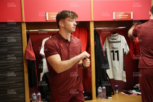 151125 - Wales v Japan - Quilter Nations Series - Dan Edwards of Wales  in the dressing room before the game