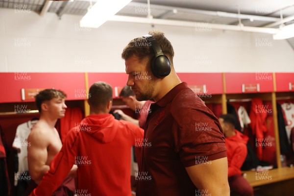 151125 - Wales v Japan - Quilter Nations Series - Olly Cracknell of Wales in the dressing room before the game