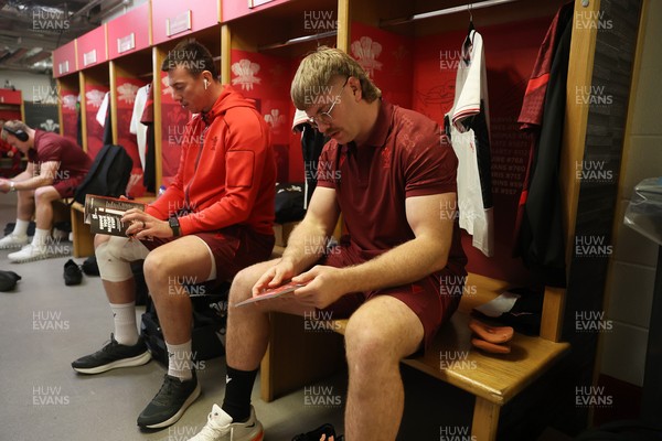 151125 - Wales v Japan - Quilter Nations Series - Adam Beard and Aaron Wainwright of Wales in the dressing room before the game