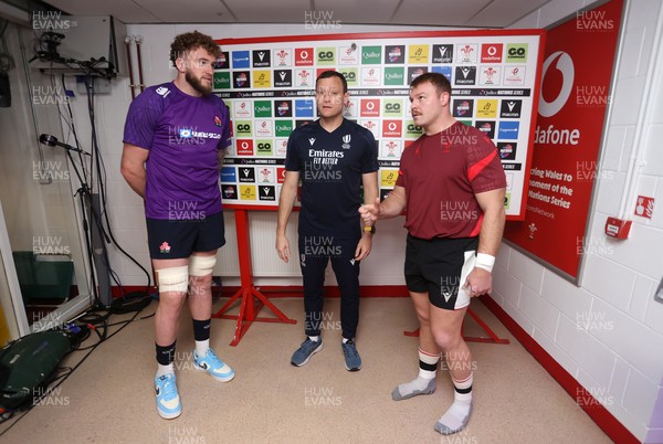 151125 - Wales v Japan - Quilter Nations Series - Captains during the coin toss