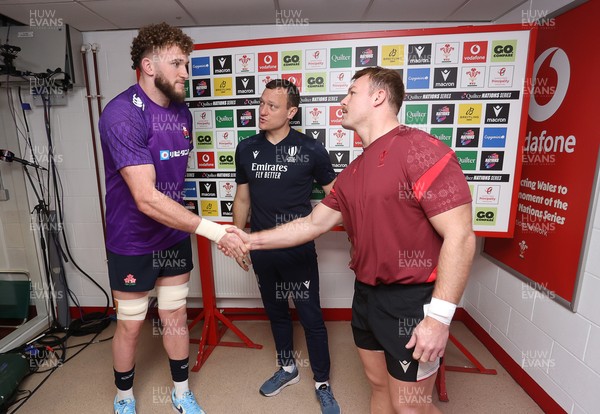 151125 - Wales v Japan - Quilter Nations Series - Captains during the coin toss