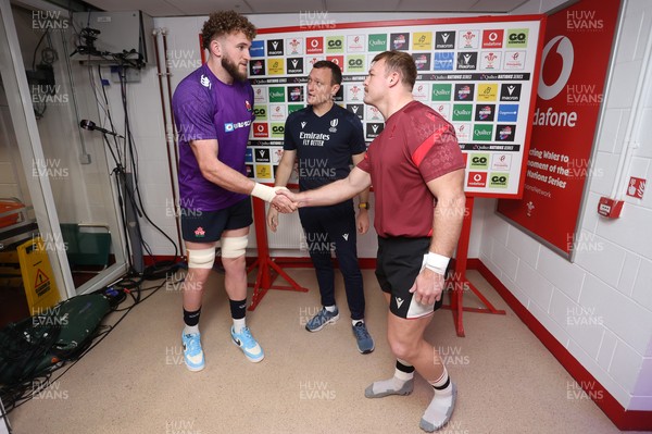 151125 - Wales v Japan - Quilter Nations Series - Captains during the coin toss