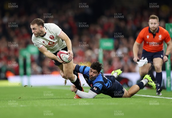 151125 - Wales v Japan - Quilter Nations Series - Max Llewellyn of Wales is tackled by Dylan Riley of Japan 