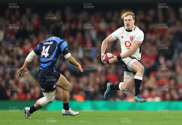 151125 - Wales v Japan - Quilter Nations Series - Blair Murray of Wales is challenged by Kippei Ishida of Japan 