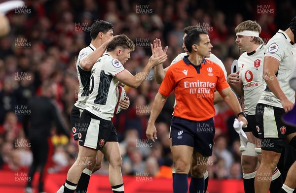 151125 - Wales v Japan - Quilter Nations Series - Dan Edwards of Wales celebrates scoring a try with team mates