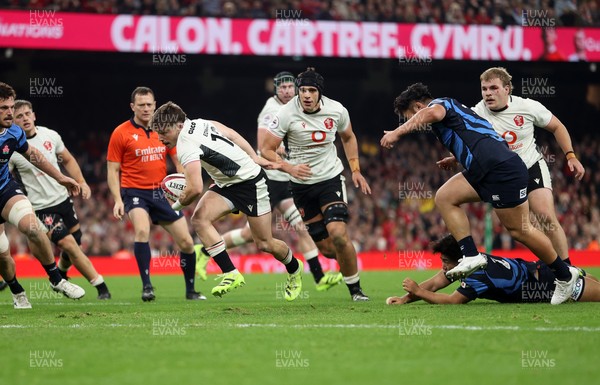 151125 - Wales v Japan - Quilter Nations Series - Dan Edwards of Wales finds a gap and scores a try