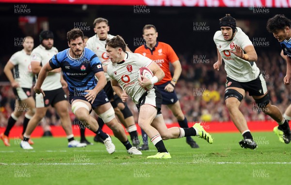 151125 - Wales v Japan - Quilter Nations Series - Dan Edwards of Wales finds a gap and scores a try