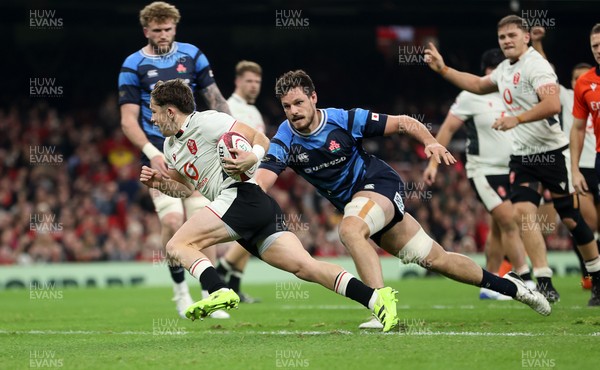151125 - Wales v Japan - Quilter Nations Series - Dan Edwards of Wales finds a gap and scores a try