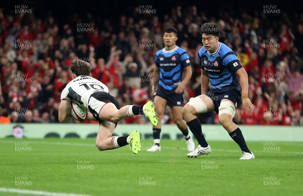 151125 - Wales v Japan - Quilter Nations Series - Dan Edwards of Wales finds a gap and scores a try