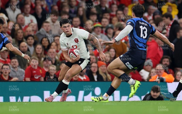 151125 - Wales v Japan - Quilter Nations Series - Louis Rees-Zammit of Wales is challenged by Dylan Riley of Japan 
