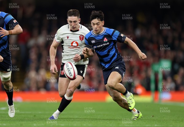 151125 - Wales v Japan - Quilter Nations Series - Josh Adams of Wales is challenged by Seungsin Lee of Japan 