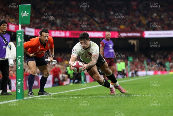 151125 - Wales v Japan - Quilter Nations Series - Louis Rees-Zammit of Wales scores a try