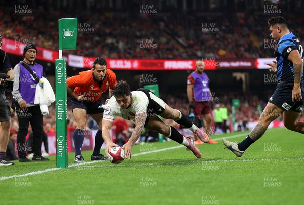 151125 - Wales v Japan - Quilter Nations Series - Louis Rees-Zammit of Wales scores a try