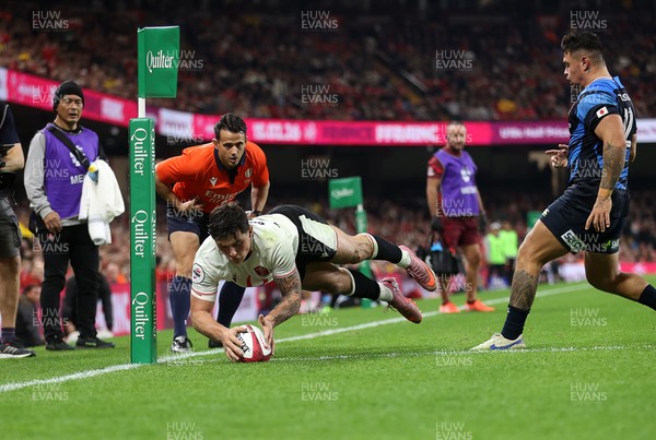 151125 - Wales v Japan - Quilter Nations Series - Louis Rees-Zammit of Wales scores a try