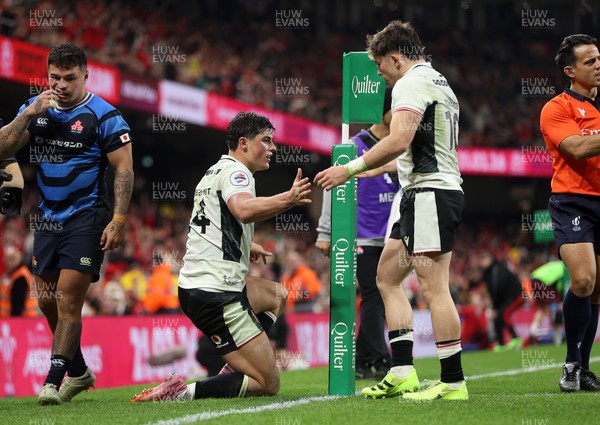 151125 - Wales v Japan - Quilter Nations Series - Louis Rees-Zammit of Wales celebrates scoring a try with Dan Edwards