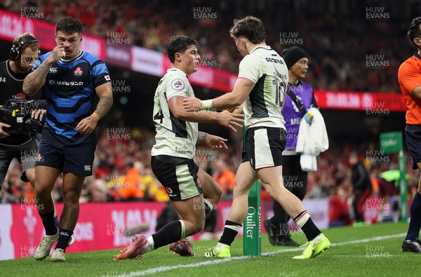 151125 - Wales v Japan - Quilter Nations Series - Louis Rees-Zammit of Wales celebrates scoring a try with Dan Edwards