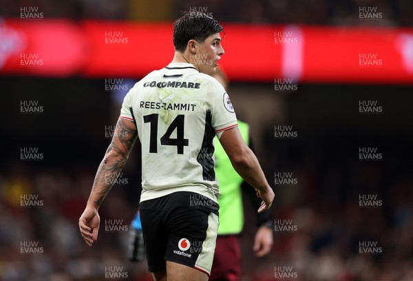 151125 - Wales v Japan - Quilter Nations Series - Louis Rees-Zammit of Wales 