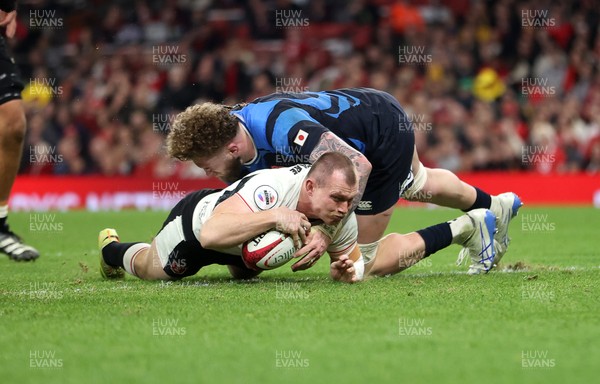 151125 - Wales v Japan - Quilter Nations Series - Nick Tompkins of Wales scores a try