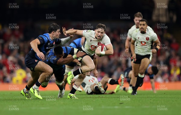 151125 - Wales v Japan - Quilter Nations Series - Dan Edwards of Wales is tackled by Dylan Riley of Japan 