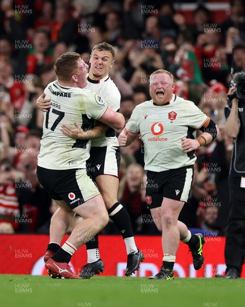 151125 - Wales v Japan - Quilter Nations Series - Jarrod Evans of Wales celebrates kicking the match winning penalty with team mates