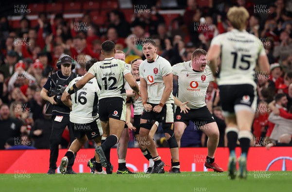 151125 - Wales v Japan - Quilter Nations Series - Jarrod Evans of Wales celebrates kicking the match winning penalty with team mates