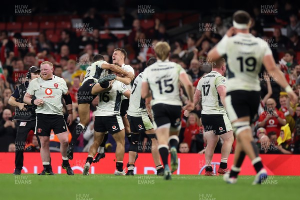151125 - Wales v Japan - Quilter Nations Series - Jarrod Evans of Wales celebrates kicking the match winning penalty with team mates
