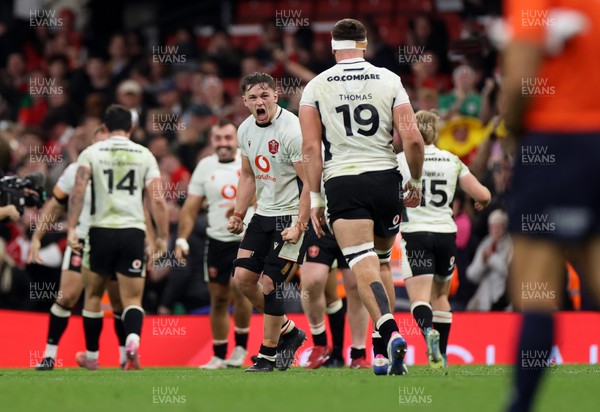 151125 - Wales v Japan - Quilter Nations Series - Alex Mann of Wales celebrates the win