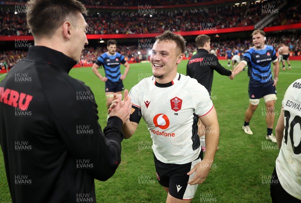 151125 - Wales v Japan - Quilter Nations Series - Jarrod Evans of Wales celebrates at full time