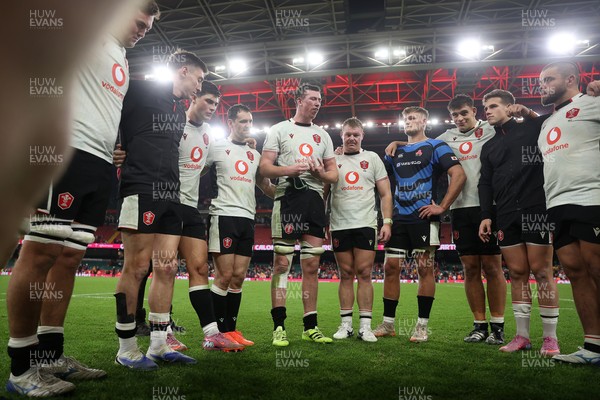 151125 - Wales v Japan - Quilter Nations Series - Wales team huddle at full time