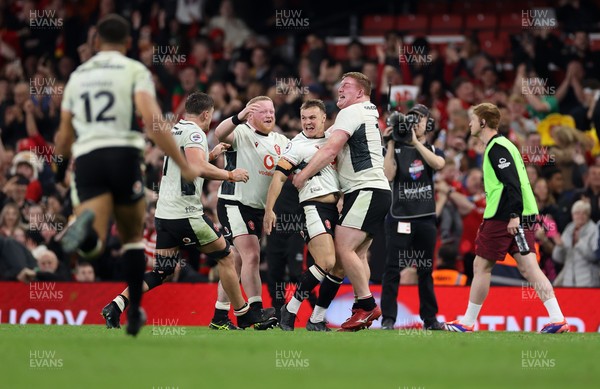 151125 - Wales v Japan - Quilter Nations Series - Jarrod Evans of Wales celebrates with team mates after kicking the winning penalty