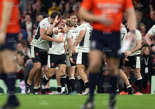 151125 - Wales v Japan - Quilter Nations Series - Jarrod Evans of Wales celebrates with team mates after kicking the winning penalty